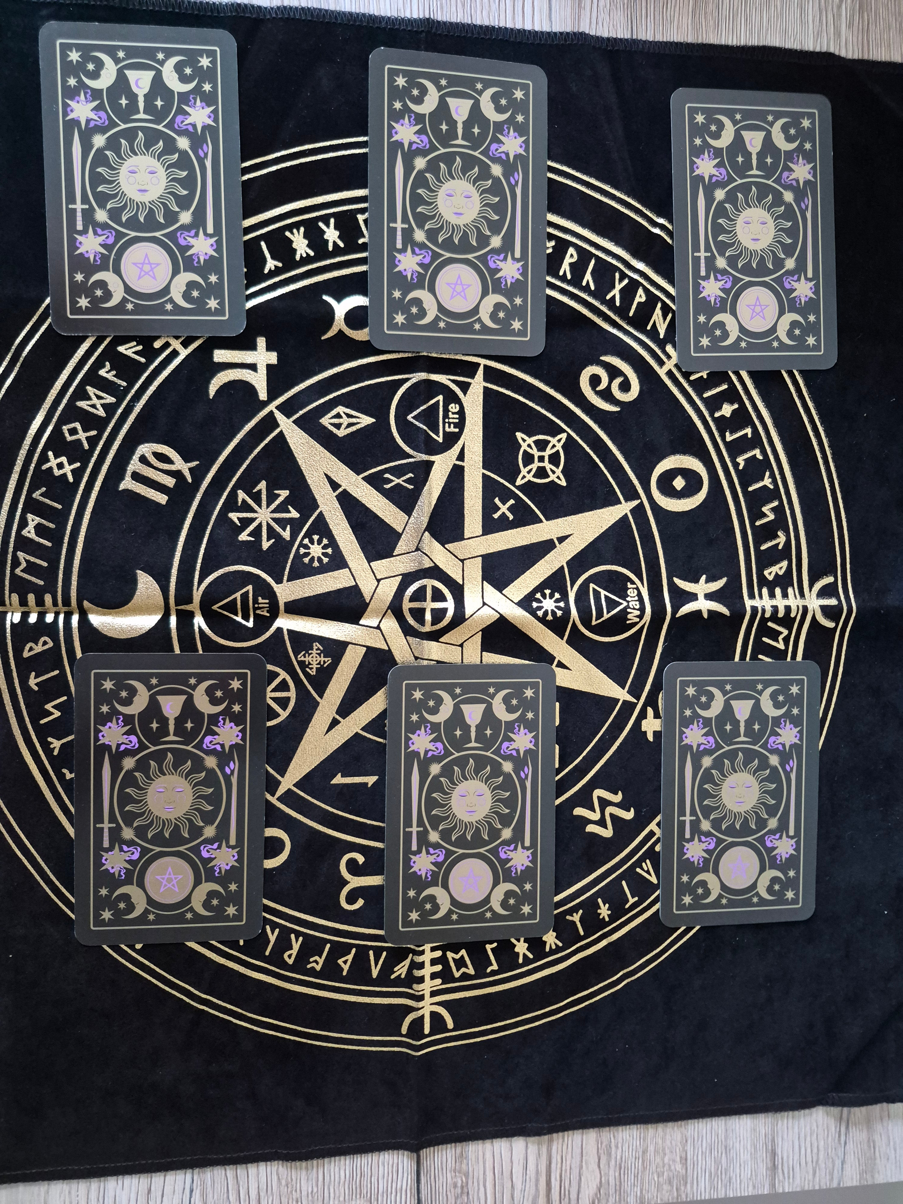 Spread of the month (6 cards)